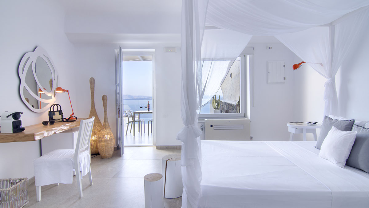 Infinity Suite with Private Heated Pool & Caldera View